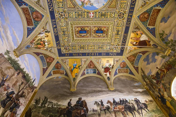 Interiores y detalles del Palazzo Pubblico, Siena, Italia — Foto de Stock