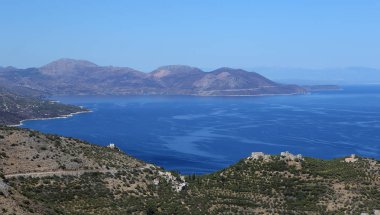 Köy ve sahil şeridi Agios Kyprianos, magne, Peloponnese, Yunanistan 