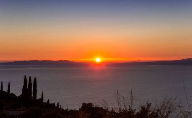 Gün batımı Stoupa, Ege Denizi, Peloponnese, Yunanistan