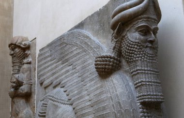 Paris, Fransa, 03 Nisan 2017: Asur khorsabad Meydanı, Louvre, 03 Nisan 2017, Paris, Fransa'nın mimari detaylar