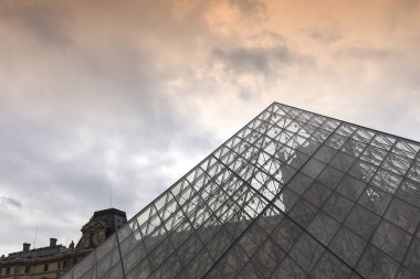 Paris, Fransa, 13 Nisan 2017: mimari dış ayrıntılarını Louvre Müzesi, 13 Nisan 2017, Paris, Fransa