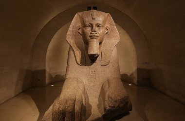 Paris, Fransa, 13 Şubat 2017: Tanis Sfenks, Louvre Müzesi, 13 Şubat 2017, Paris, Fransa