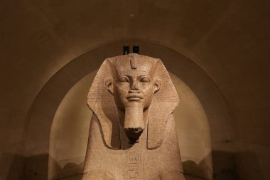 Paris, Fransa, 13 Şubat 2017: Tanis Sfenks, Louvre Müzesi, 13 Şubat 2017, Paris, Fransa