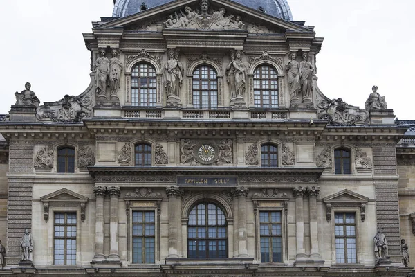 Paříž Francie Dubna 2017 Architektonické Exteriéry Podrobnosti Muzea Louvre Dubna — Stock fotografie