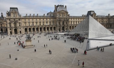 Paris, Fransa, 17 Nisan 2017: mimari dış ayrıntılarını Louvre Müzesi, 17 Nisan 2017, Paris, Fransa