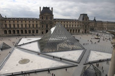 Paris, Fransa, 17 Nisan 2017: mimari dış ayrıntılarını Louvre Müzesi, 17 Nisan 2017, Paris, Fransa