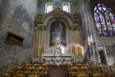 Beauvais, Fransa, 15 Nisan 2017: iç mekanlar ve mimari detaylar Saint Etienne Katedrali, 15 Nisan 2017, Beauvais, Fransa