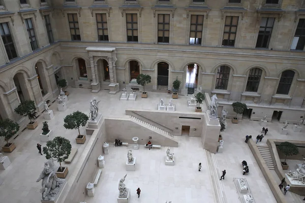 2017年4月17日 建筑外部细节卢浮宫博物馆 2017年4月17日 在巴黎 — 图库照片