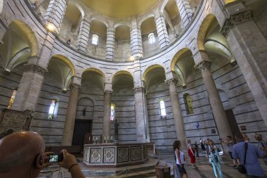 Pisa, İtalya, 06 Haziran 2016: iç mekanlar ve Pisa Baptistry:, 06 Haziran 2016 Piza, İtalya, mimari detaylar