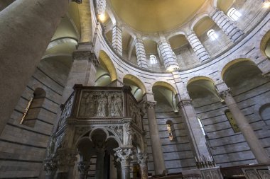 Pisa, İtalya, 06 Haziran 2016: iç mekanlar ve Pisa Baptistry:, 06 Haziran 2016 Piza, İtalya, mimari detaylar