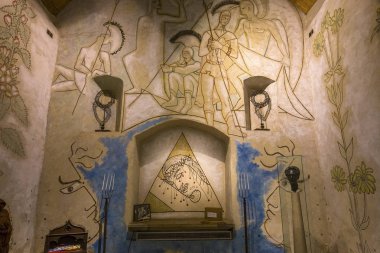 Milly La Foret, Fransa, 20 Ağustos 2016: iç mekanlar ve freskleri tarafından Jean Cocteau, Şapel Saint Blaise des Simples, Ağustos 20, 2016 yılında Milly la Foret, Fransa