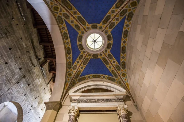 Lucca, İtalya, 04 Haziran 2016: iç mekanlar ve mimari detaylar san Frediano bazilika, 04 Haziran 2016 Lucca, Toskana, İtalya
