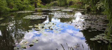 GIVERNY, FRANCE, 21 Mayıs 2015: Empresyonist bahçeler ve Claude Monet göletleri Giverny, Normandiya, Fransa