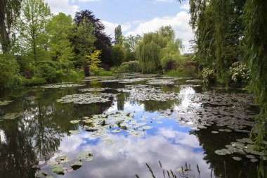 GIVERNY, FRANCE, 21 Mayıs 2015: Empresyonist bahçeler ve Claude Monet göletleri Giverny, Normandiya, Fransa