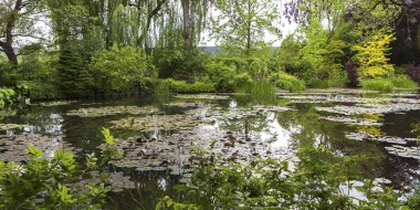 GIVERNY, FRANCE, 21 Mayıs 2015: Empresyonist bahçeler ve Claude Monet göletleri Giverny, Normandiya, Fransa