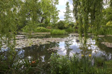 GIVERNY, FRANCE, 21 Mayıs 2015: Empresyonist bahçeler ve Claude Monet göletleri Giverny, Normandiya, Fransa