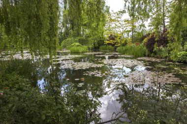 GIVERNY, FRANCE, 21 Mayıs 2015: Empresyonist bahçeler ve Claude Monet göletleri Giverny, Normandiya, Fransa