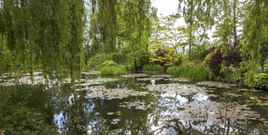 GIVERNY, FRANCE, 21 Mayıs 2015: Empresyonist bahçeler ve Claude Monet göletleri Giverny, Normandiya, Fransa