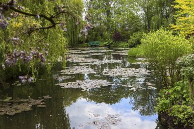 GIVERNY, FRANCE, 21 Mayıs 2015: Empresyonist bahçeler ve Claude Monet göletleri Giverny, Normandiya, Fransa