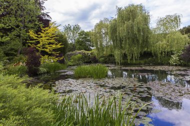 GIVERNY, FRANCE, 21 Mayıs 2015: Empresyonist bahçeler ve Claude Monet göletleri Giverny, Normandiya, Fransa