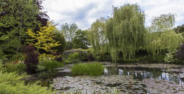 GIVERNY, FRANCE, 21 Mayıs 2015: Empresyonist bahçeler ve Claude Monet göletleri Giverny, Normandiya, Fransa