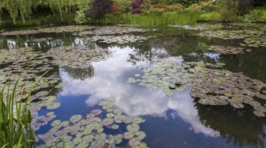 GIVERNY, FRANCE, 21 Mayıs 2015: Empresyonist bahçeler ve Claude Monet göletleri Giverny, Normandiya, Fransa