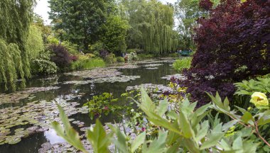 GIVERNY, FRANCE, 21 Mayıs 2015: Empresyonist bahçeler ve Claude Monet göletleri Giverny, Normandiya, Fransa