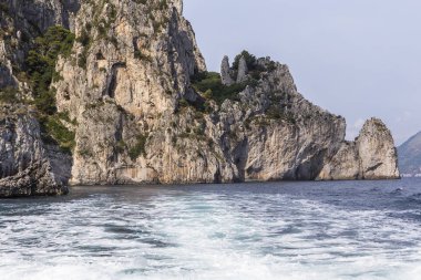 Capri Adası, kayalıklarla görüntülemek denizden, Capri, İtalya