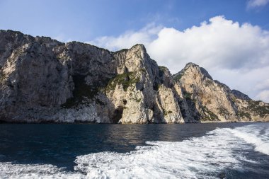 Capri Adası, kayalıklarla görüntülemek denizden, Capri, İtalya