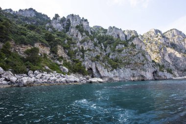 Capri Adası, kayalıklarla görüntülemek denizden, Capri, İtalya