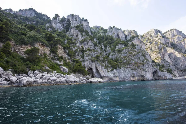 Capri Adası, kayalıklarla görüntülemek denizden, Capri, İtalya
