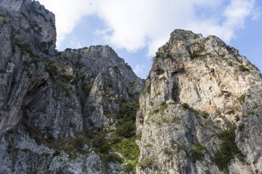 Capri Adası, kayalıklarla görüntülemek denizden, Capri, İtalya
