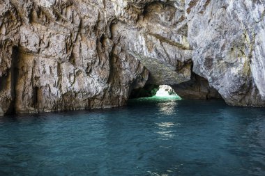 Capri Adası, kayalıklarla görüntülemek denizden, Capri, İtalya