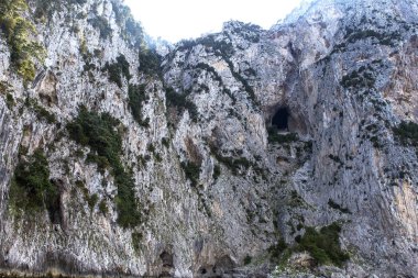 Capri Adası, kayalıklarla görüntülemek denizden, Capri, İtalya