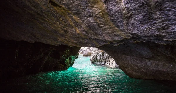 Capri Adası, kayalıklarla görüntülemek denizden, Capri, İtalya