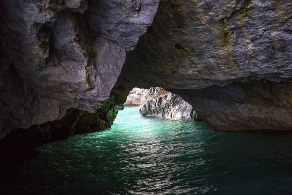 Capri Adası, kayalıklarla görüntülemek denizden, Capri, İtalya