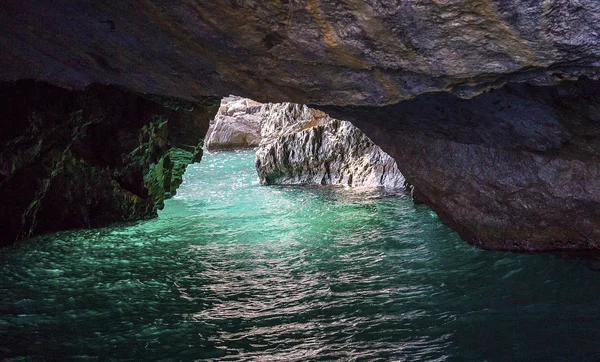 Capri Adası, kayalıklarla görüntülemek denizden, Capri, İtalya