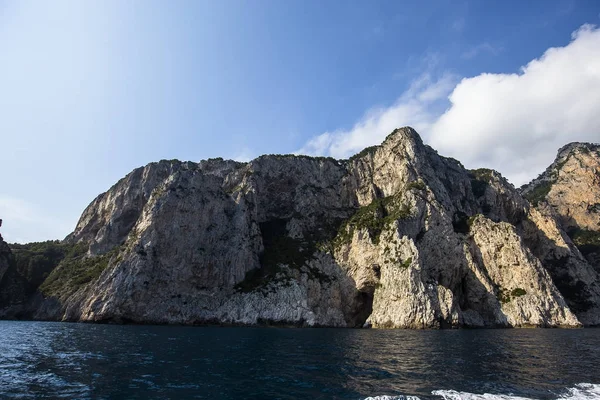 Capri Adası, kayalıklarla görüntülemek denizden, Capri, İtalya