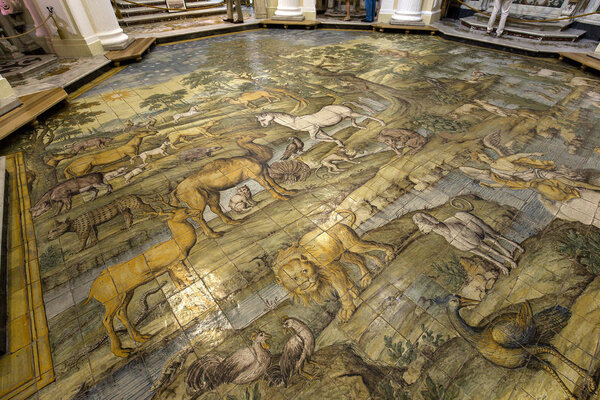 ANACAPRI, ITALY, JUNE 08, 2015: интерьеры и архитектурные детали церкви Chiesa San Michele, июнь 08, 2015, в Анакапри, остров Капри, Италия
