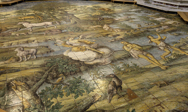 ANACAPRI, ITALY, JUNE 08, 2015: интерьеры и архитектурные детали церкви Chiesa San Michele, июнь 08, 2015, в Анакапри, остров Капри, Италия
