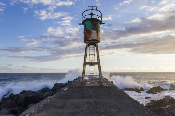 Molo e faro a Saint-Pierre, isola di La Reunion — Foto Stock