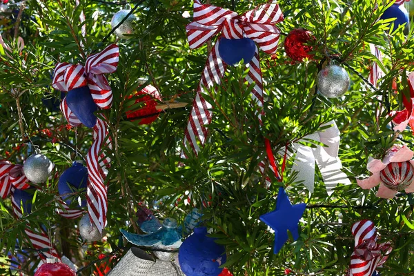 Árbol de Navidad patriótico en Fort Myers, Florida, EE.UU. — Foto de Stock