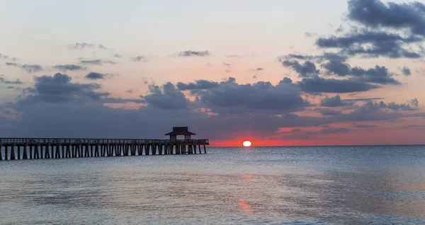 Pier molo při západu slunce v Neapoli, Vlasta, usa — Stock fotografie