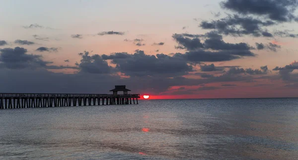 Pier molo při západu slunce v Neapoli, Vlasta, usa — Stock fotografie