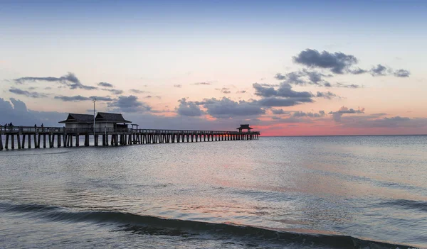 Pier brygga vid solnedgången i Naples, mina, usa — Stockfoto