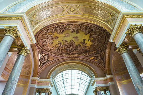 เพดานแกลเลอรี่ที่ยอดเยี่ยม, The Louvre, ปารีส, ฝรั่งเศส — ภาพถ่ายสต็อก