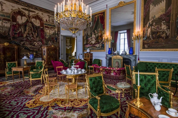 COMPIEGNE, FRANCE, 13 AĞUSTOS 2016: Compiegne Şatosu, 13 Ağustos 2016 Compiegne, Fransa