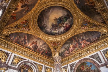 Versailles Fransa Temmuz 06: Paris, Fransa, iç, mimari detaylar bir Chateau de Versailles, tavanları yakınındaki. 06 Temmuz 2013 yılında Versailles, Fransa