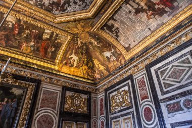 Versailles Fransa Temmuz 06: Paris, Fransa, iç, mimari detaylar bir Chateau de Versailles, tavanları yakınındaki. 06 Temmuz 2013 yılında Versailles, Fransa