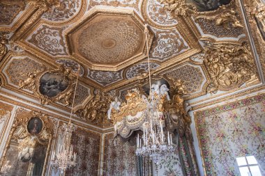 Versailles Fransa Temmuz 06: Paris, Fransa, iç, mimari detaylar bir Chateau de Versailles, tavanları yakınındaki. 06 Temmuz 2013 yılında Versailles, Fransa